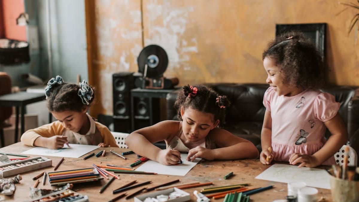 Estudios en psicología infantil explican que dibujar ayuda a los niños a conectar pensamiento, lenguaje y percepción, lo que contribuye al desarrollo de habilidades clave para su aprendizaje en la escuela