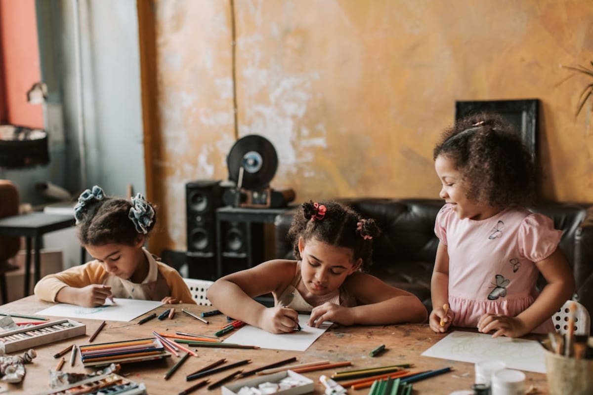 Estudios en psicología infantil explican que dibujar ayuda a los niños a conectar pensamiento, lenguaje y percepción, lo que contribuye al desarrollo de habilidades clave para su aprendizaje en la escuela