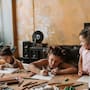 Estudios en psicología infantil explican que dibujar ayuda a los niños a conectar pensamiento, lenguaje y percepción, lo que contribuye al desarrollo de habilidades clave para su aprendizaje en la escuela