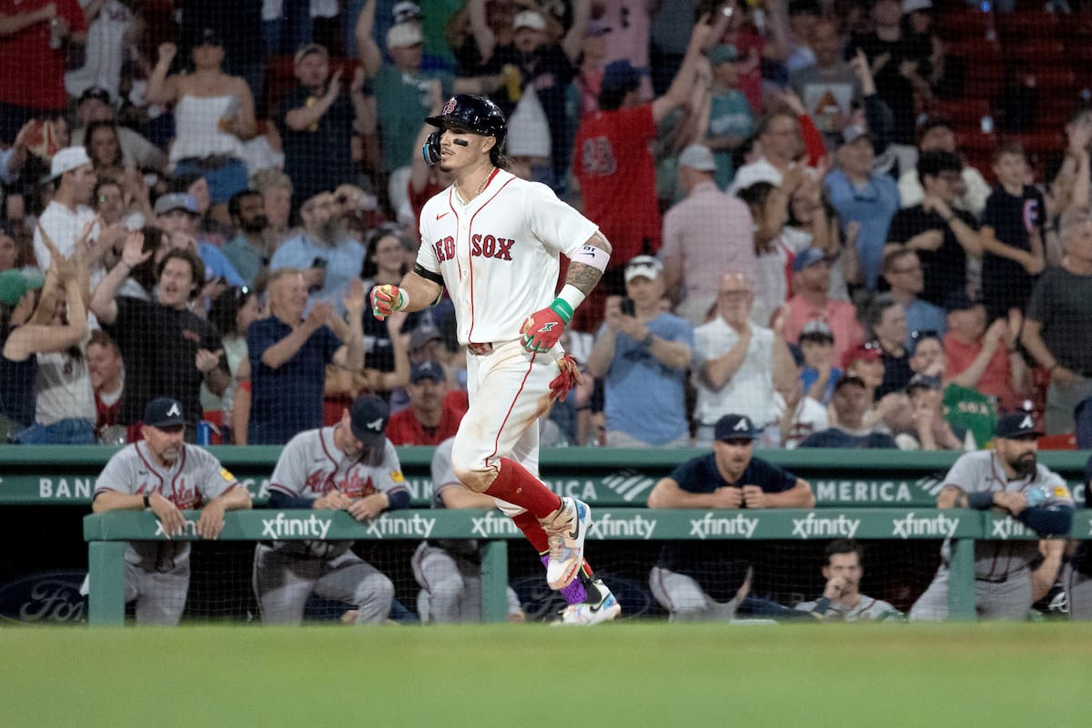 Jarren Durán de los Red Sox, recorre la sbases en Fenway Park tras conectar jonrón solitario. (AP Photo/Mary Schwalm)