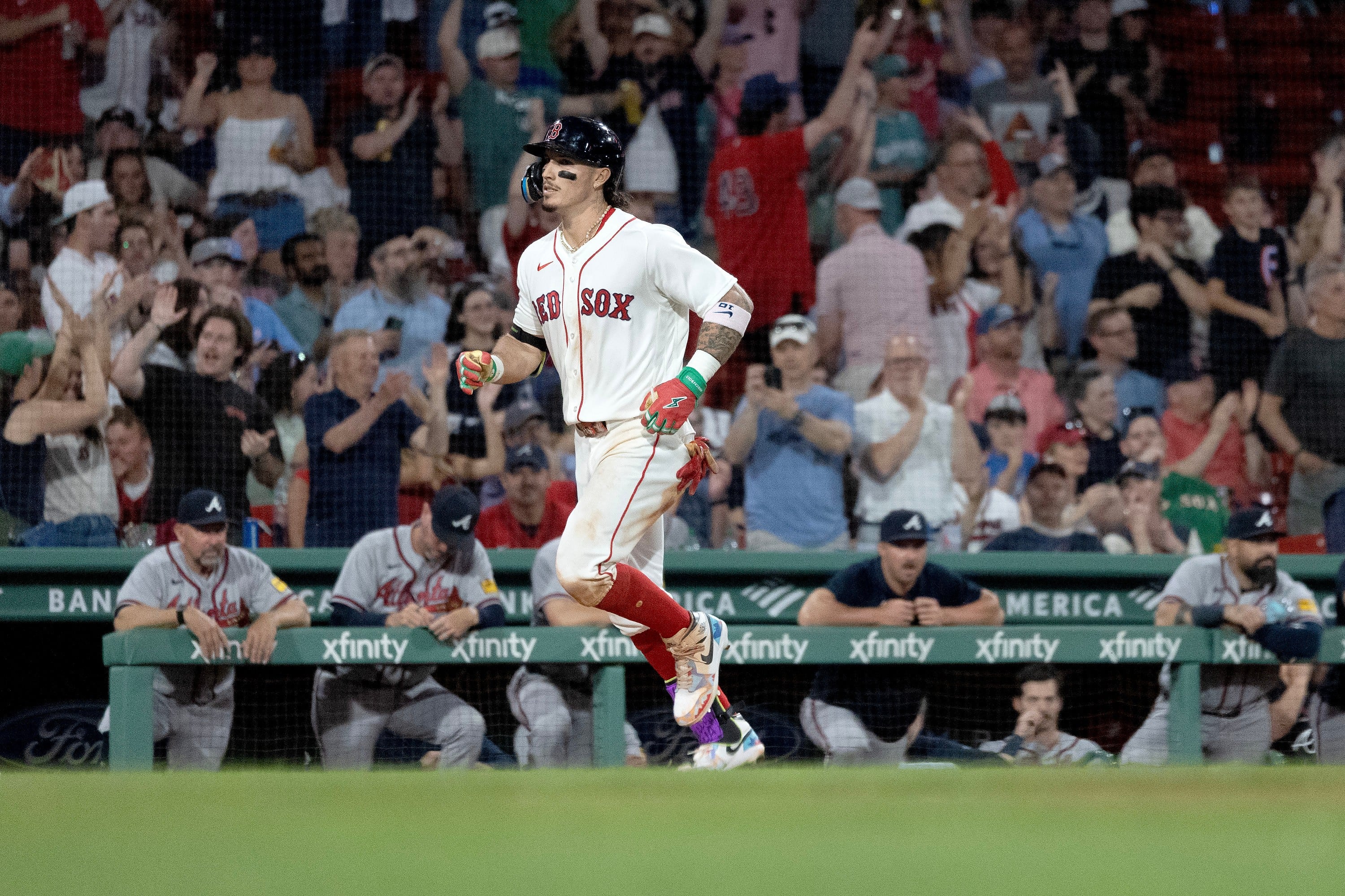 Jarren Durán de los Red Sox, recorre la sbases en Fenway Park tras conectar jonrón solitario. (AP Photo/Mary Schwalm)