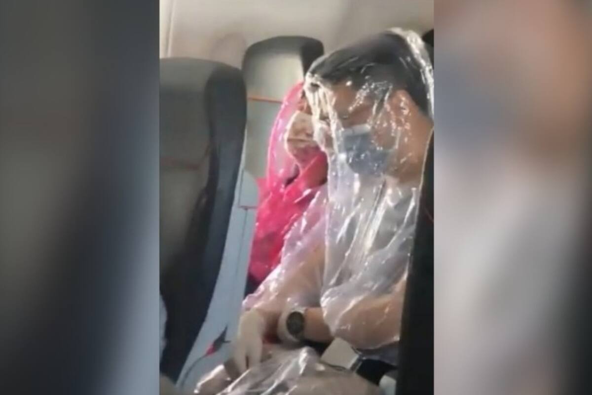 VIDEO: Pareja viaja en avión cubierta de plástico por temor a coronavirus