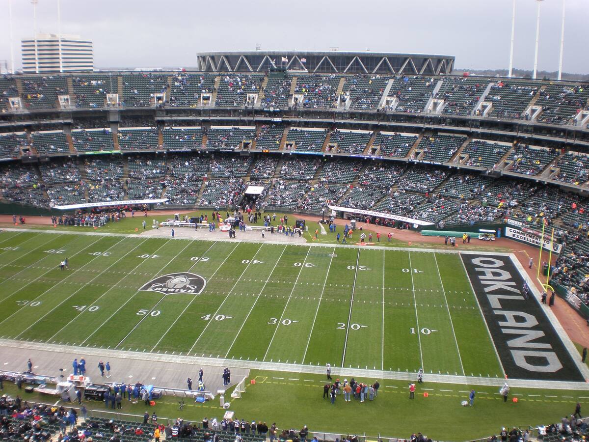 Los Raiders mientras jugaban en el Oakland Coliseum.