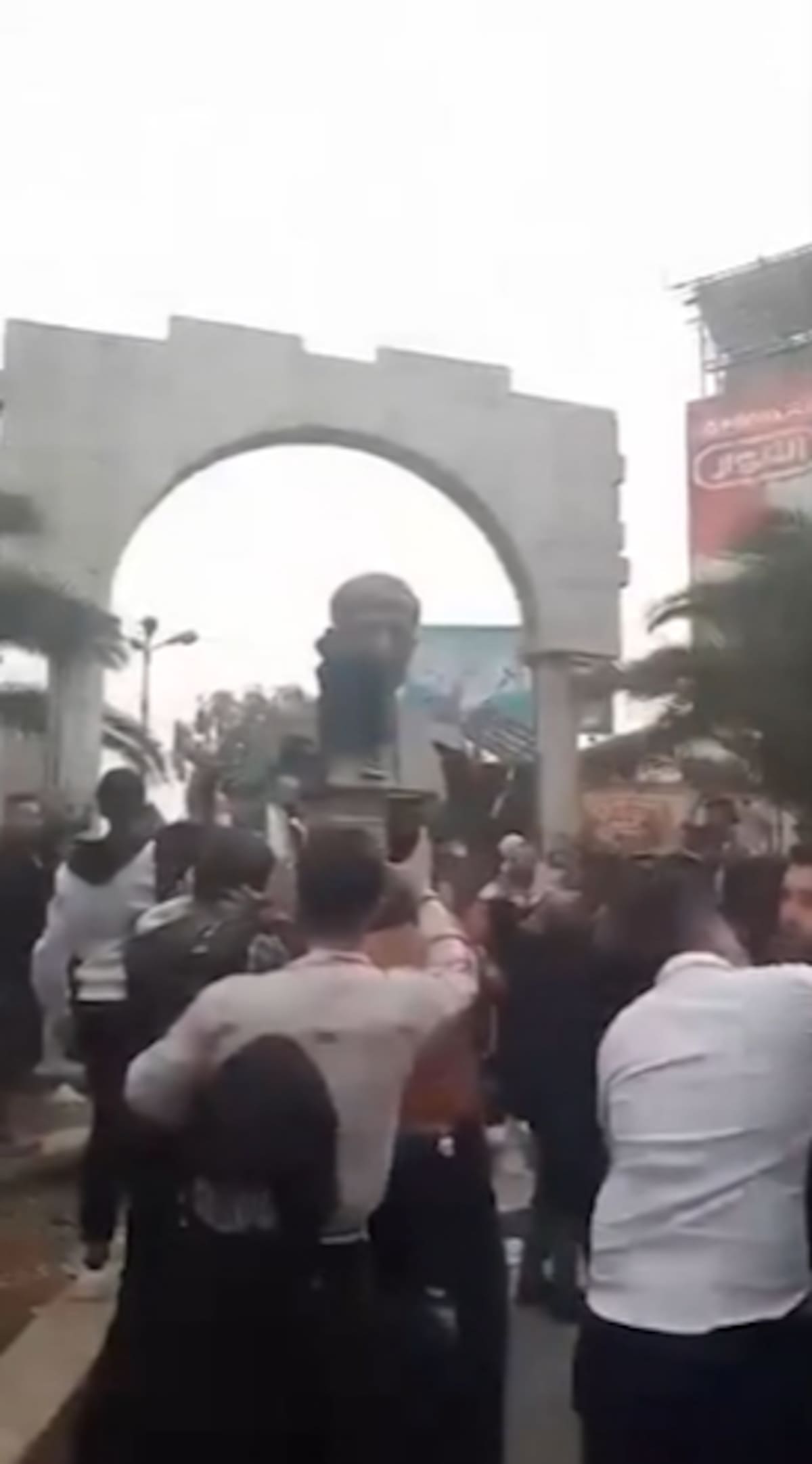 Derriban estatua del padre de Bashar al-Assad en suburbio de Damasco. / BBC.
