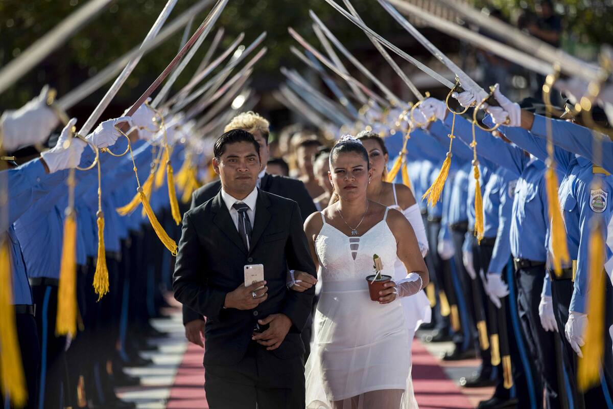 Contraen matrimonio novios de escasos recursos en boda gratuita