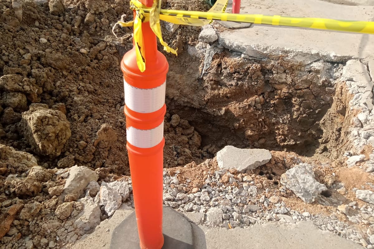 Persisten aguas negras en calle de Ciudad Industrial Otay pese a reparación