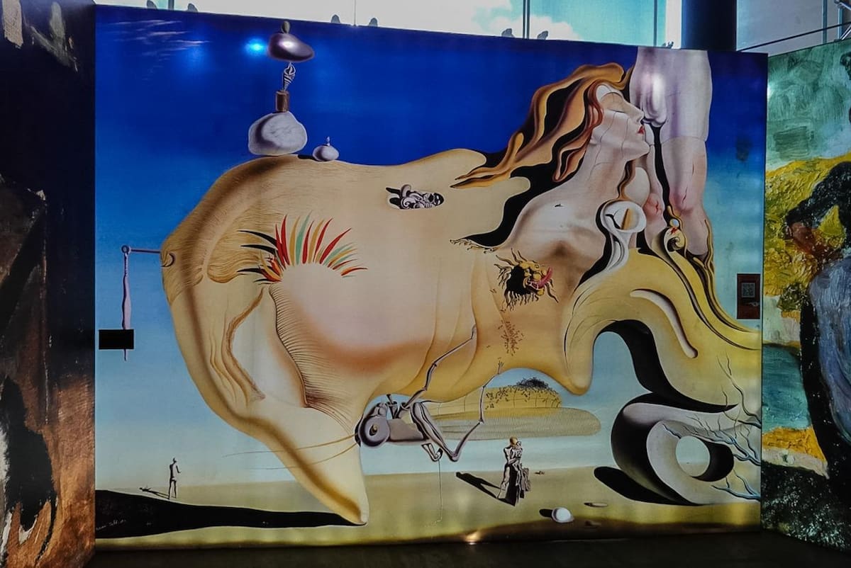 La exposición de Salvador Dalí en el CEART Tijuana combina reproducciones a gran formato, una sala inmersiva y experiencias de realidad virtual para acercar al público al universo creativo del artista español. Foto: Cortesía / Border Zoom
