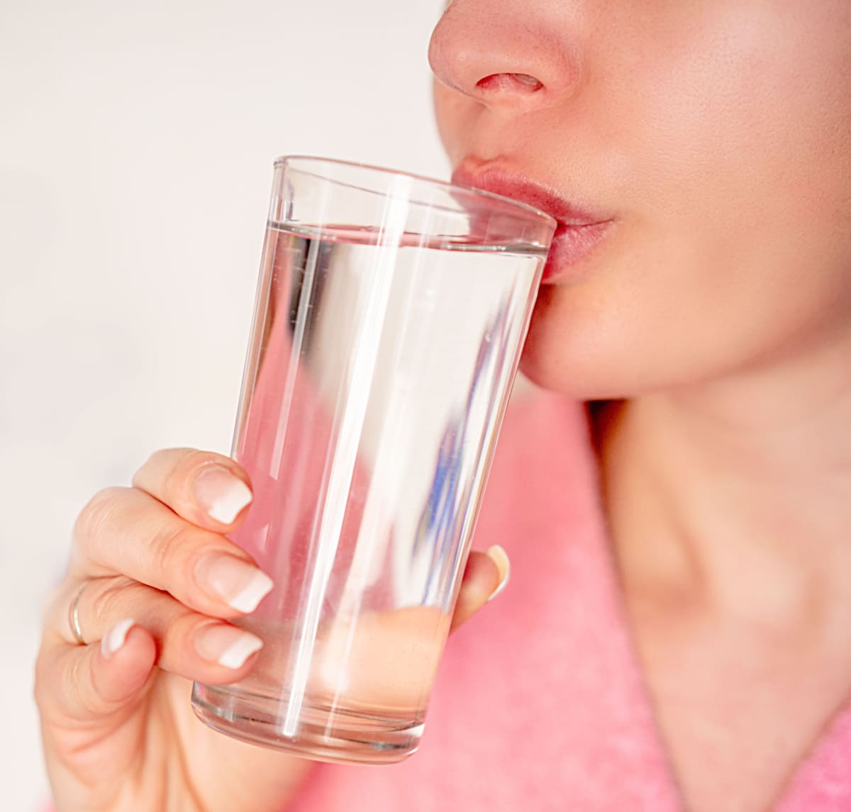 Especialistas de la Mayo Clinic explican que la sensibilidad del aparato digestivo influye en cómo algunas personas perciben el agua fría. Foto: Pexels