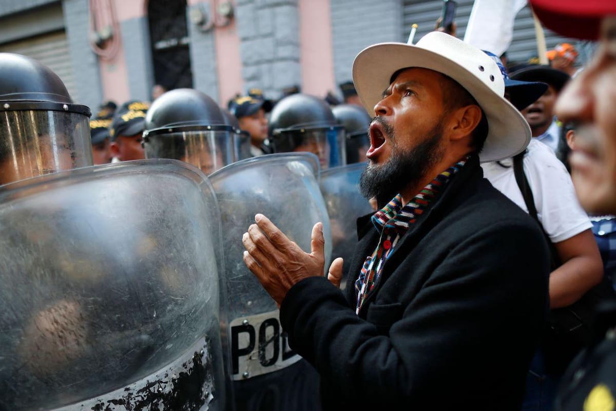 Manifestantes acuden al Congreso de Guatemala ante el retraso de la investidura de Bernardo Arévalo