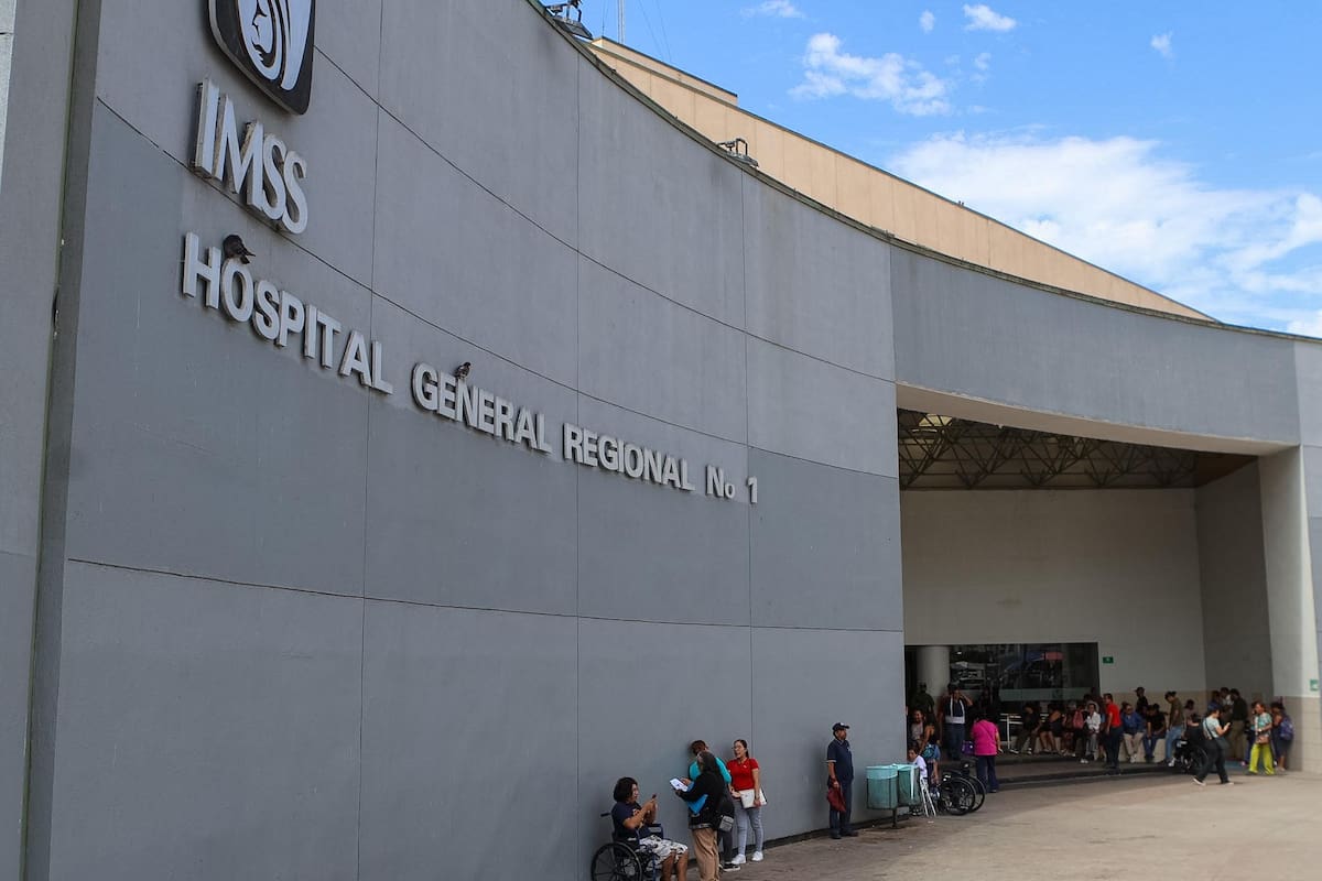 Pedro Patiño Hernández y su esposa, se han mantenido cerca del hospital para acompañar a su hija. Foto: Border Zoom