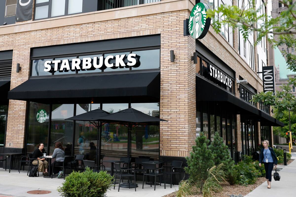 ARCHIVO - En esta foto del 10 de julio del 2019 se ve un local de Starbucks en Minneapolis. Starbucks va a añadir productos de “carne” basados en plantas por primera vez en su menú en Estados Unidos.(AP Foto/Jim Mone)