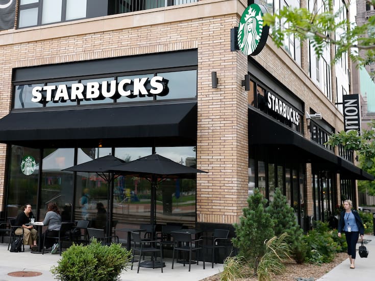Directiva de Starbucks lanza advertencia hacia sus locales de bajo rendimiento