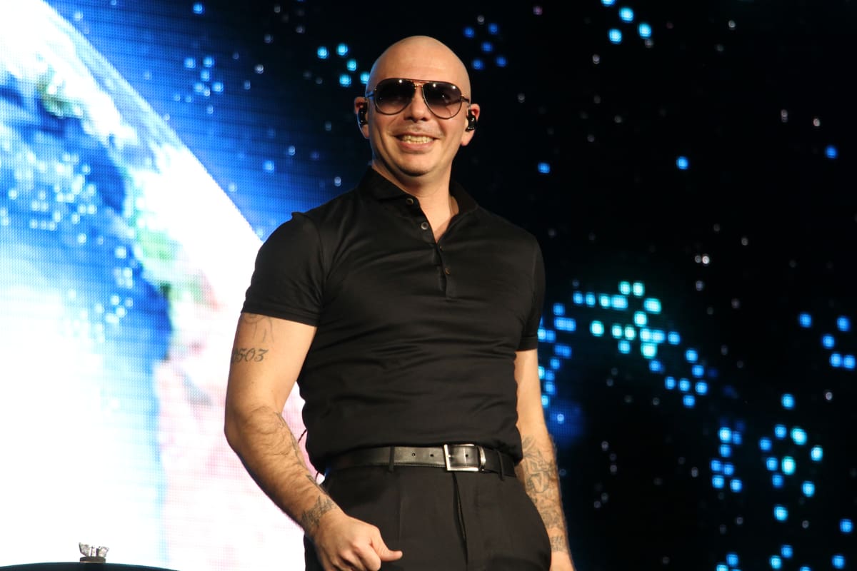 “Si no te gusta Estados Unidos, devuélvete a tu país”: Pitbull shockea a fans tras declaraciones resurgidas en redes (VIDEO)