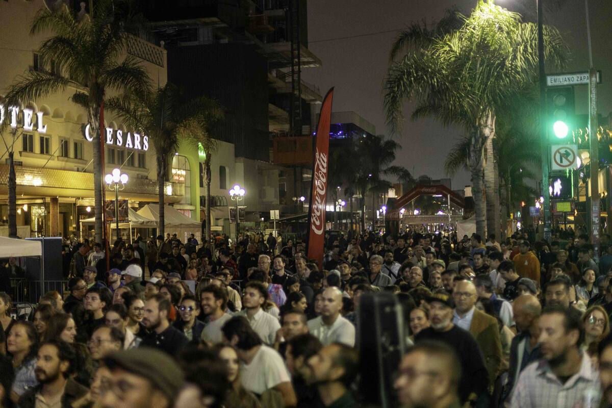 Cientos de personas disfrutaron de una noche de jazz en la avenida Revolución.