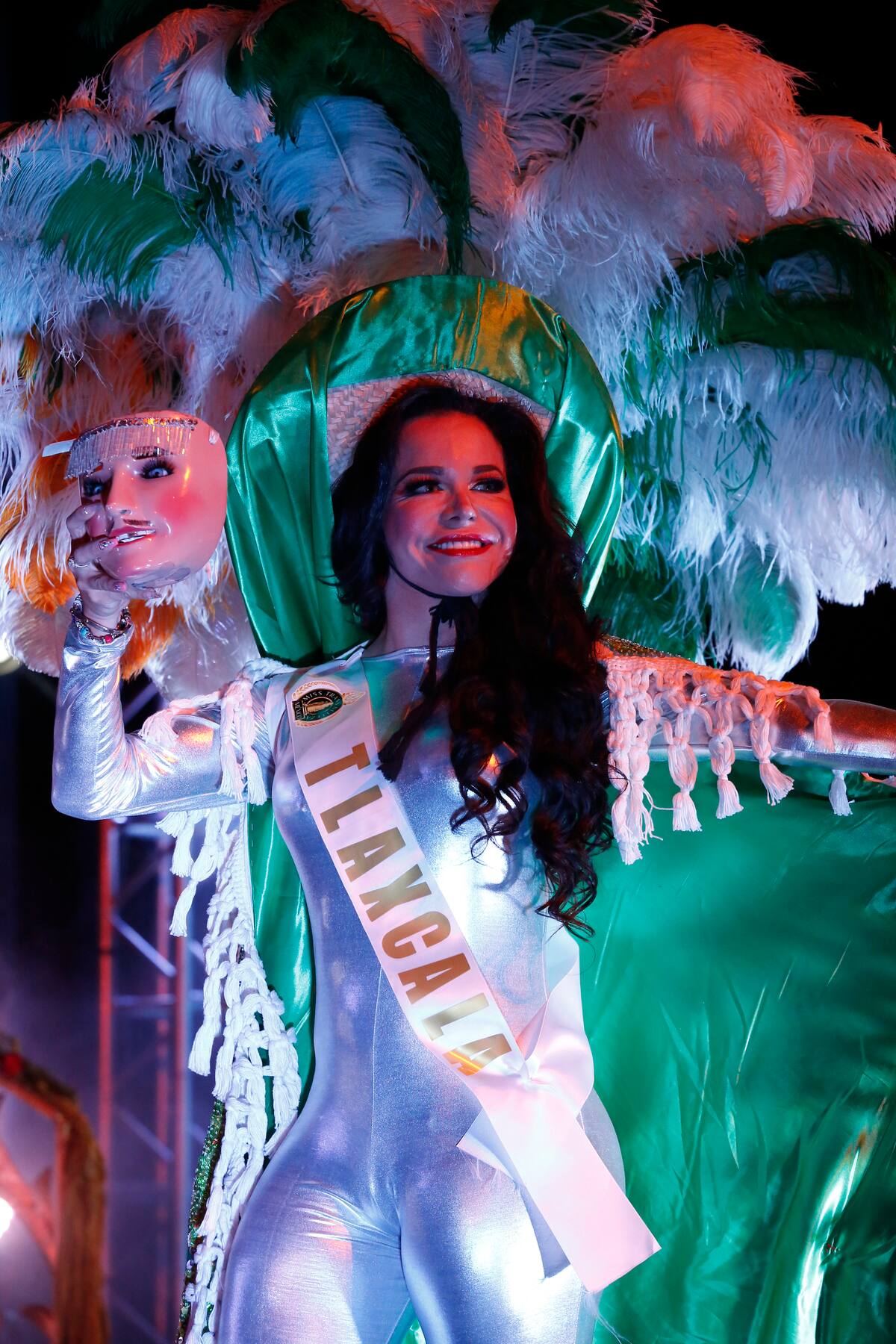 Una concursante del certamen Miss Belleza Trans, del estado de Tlaxcala, compite con su traje regional durante el concurso en Ciudad de México, el sábado 27 de julio de 2019. (AP Foto/Ginnette Riquelme)