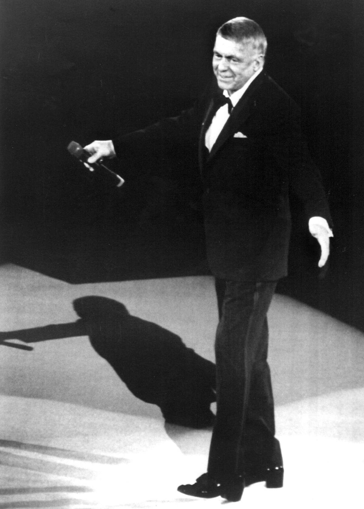 Fotografía de archivo del 5 de junio de 1992 donde aparece el cantante estadounidense Frank Sinatra mientras canta durante el concierto que ofreció en Castro París, en la Coruña (España). EFE/Castro París