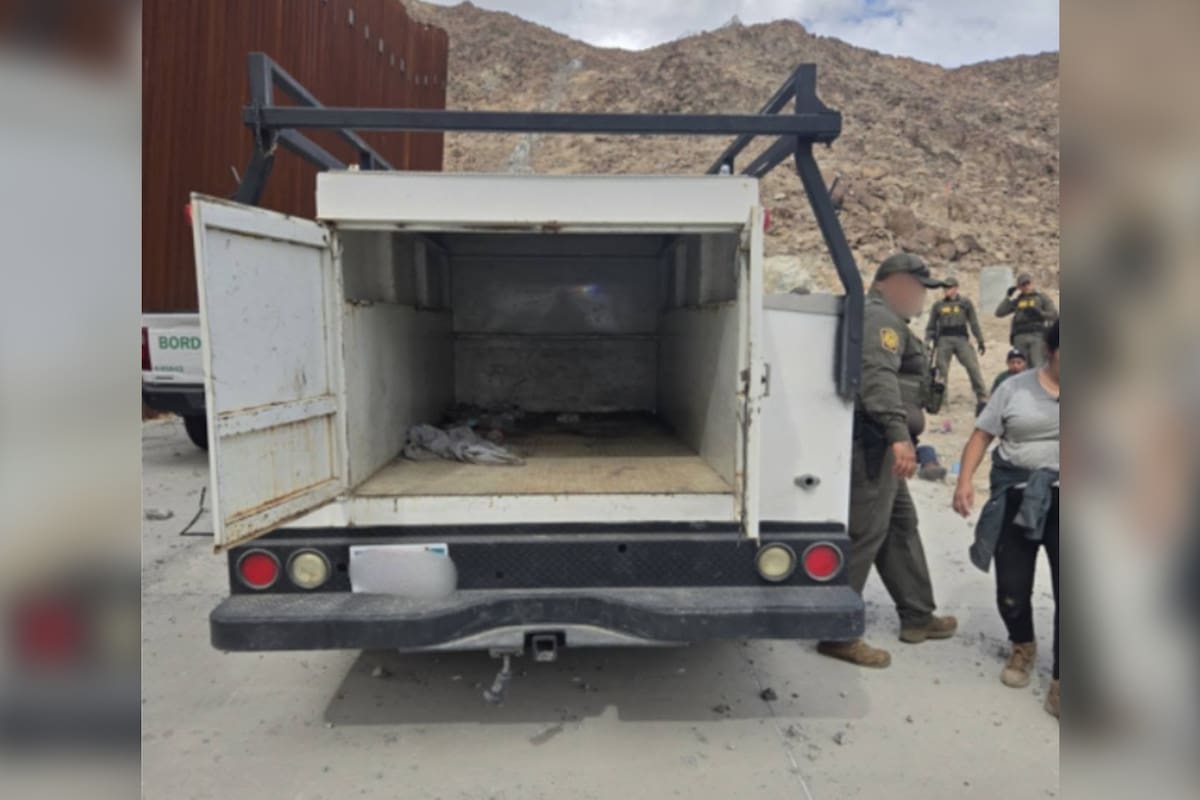 Transportan a 31 migrantes hacinados en un vehículo modificado cerca de Ocotillo