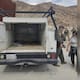 Transportan a 31 migrantes hacinados en un auto modificado