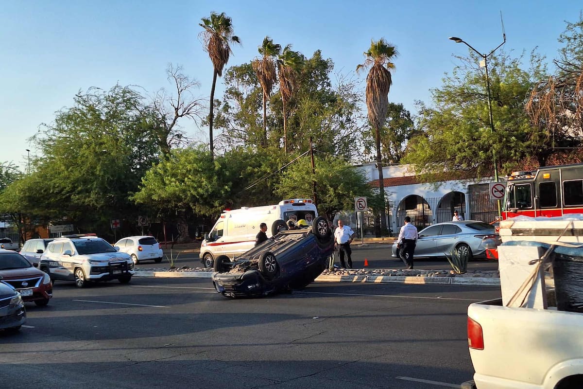 Volcadura de vehículo en bulevar Luis Encinas resultó sin personas lesionadas