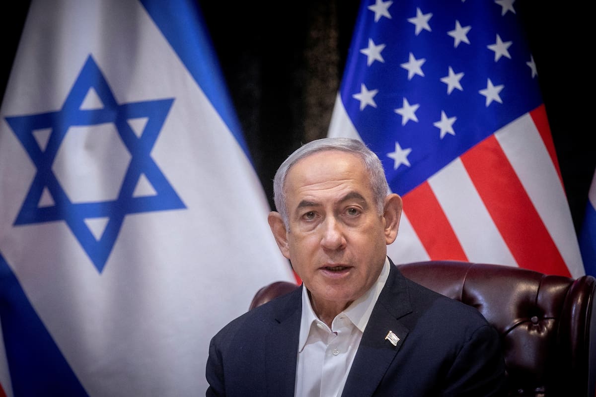 FOTO DE ARCHIVO-El primer ministro israelí, Benjamin Netanyahu, habla durante una reunión con el presidente estadounidense, Joe Biden, para tratar el actual conflicto entre Israel y Hamás, en Tel Aviv, Israel. 18 de octubre de 2023. Miriam Alster/Pool vía REUTERS