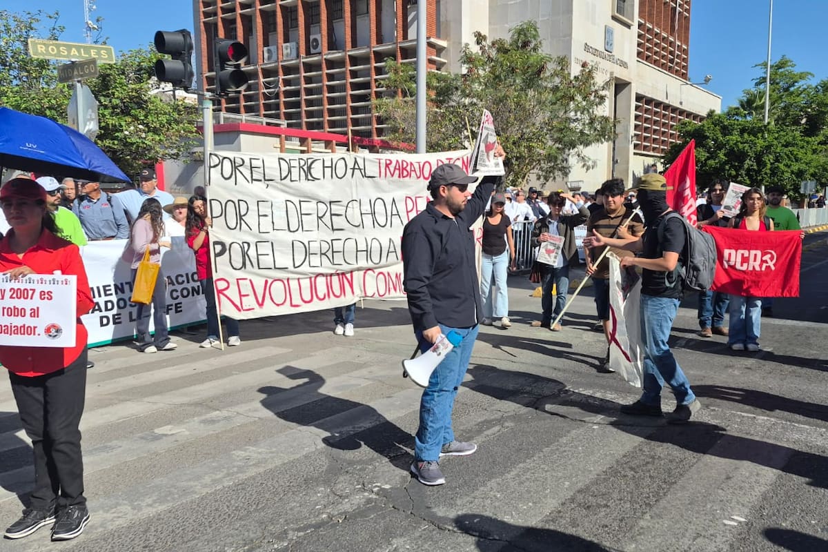 25 mil trabajadores participan en desfile del Día del Trabajo en Hermosillo; el Steus, que mantiene 15 días de huelga, fue el primer sindicato en pronunciarse frente a las autoridades