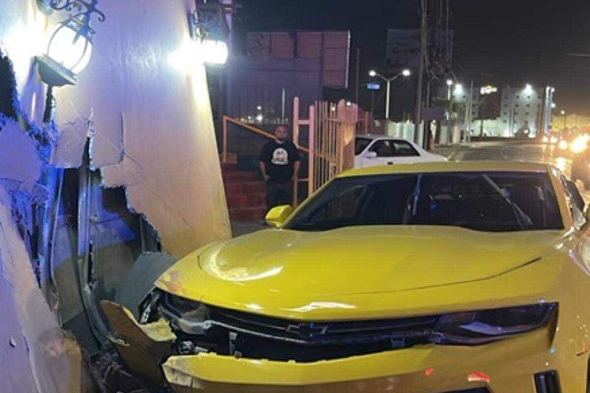 Un vehículo se impactó contra barda de un bar en Lázaro Cárdenas