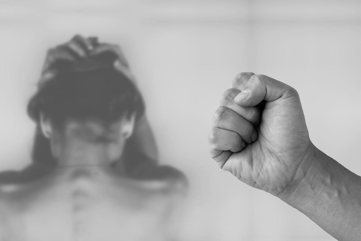 Hombre agrede a su pareja, quien hace 10 días tuvo a su bebé