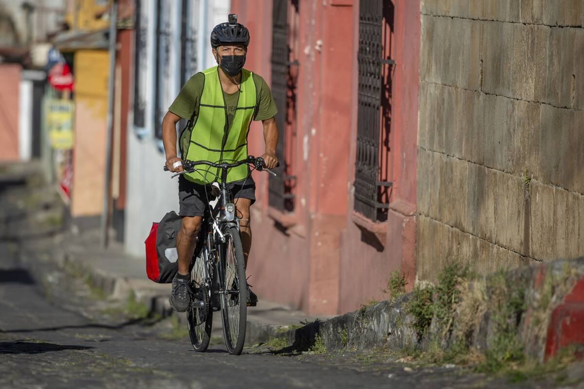 Con su bicicleta ayuda a alimentar niños pobres en Guatemala