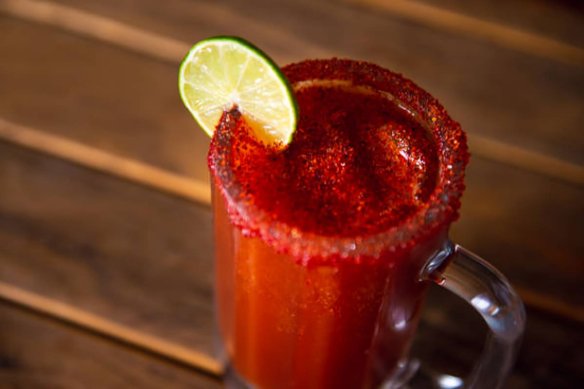 Cerveza con clamato, la popular “michelada”: ¿qué tan buena o mala es para la salud?
