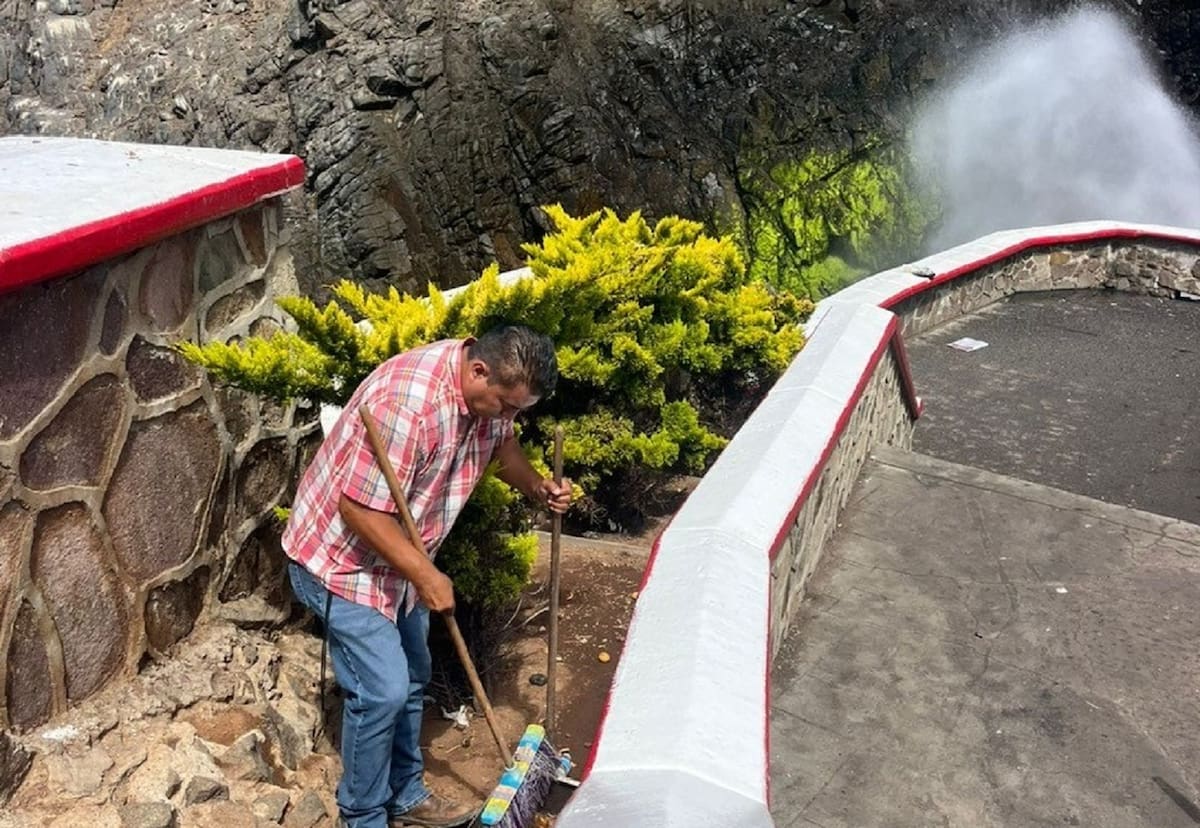 La falta de agua y de personal complica la limpieza de La Bufadora, mientras autoridades atienden críticas y colocan avisos para prevenir posibles estafas. Foto: Jayme García.