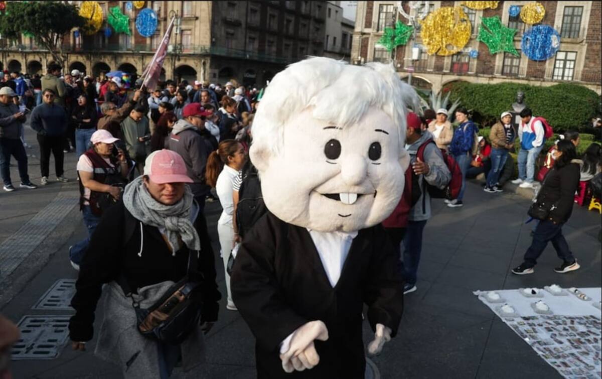 Simpatizantes de Claudia Sheinbaum comienzan a llenar el Zócalo previo al mitin por los 7 años de la 4T