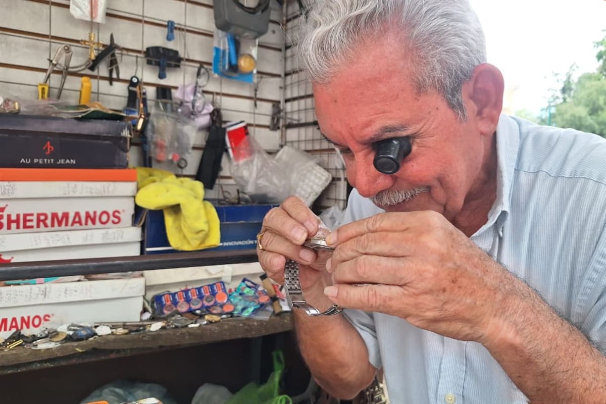 El último tic tac de una tradición: relojero de Hermosillo desafía al tiempo y mantiene vivo un oficio que está por desaparecer