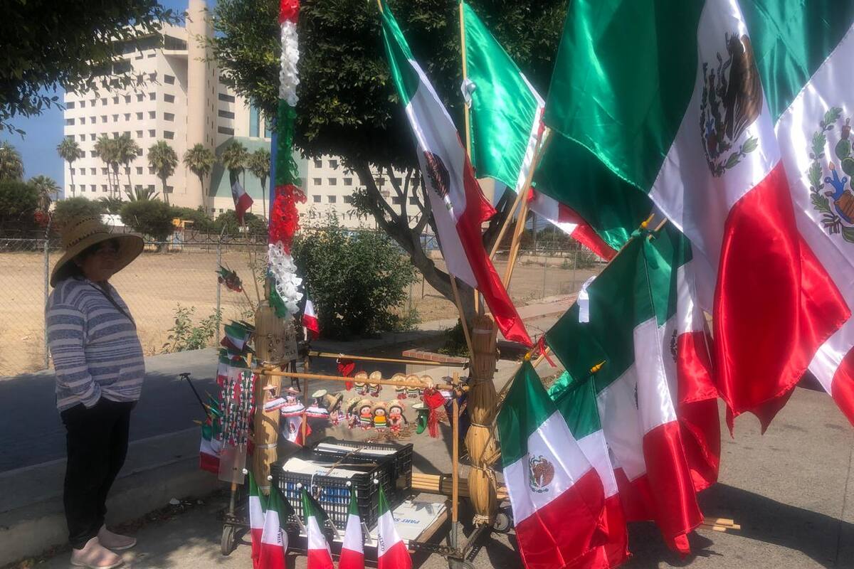 Ventas de banderas y artículos patrios aún son bajas en Rosarito