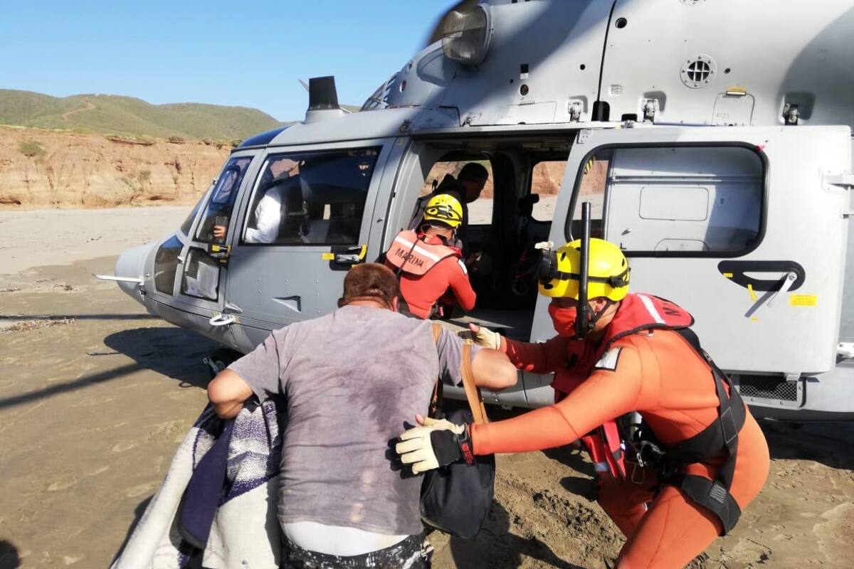 Rescatan a tripulantes de buque sardinero que quedó varado