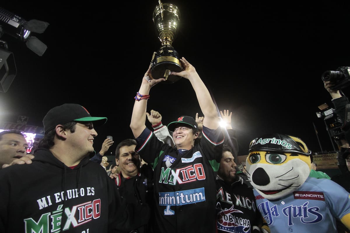 Luis Alonso Mendoza, de los Yaquis, alza el trofeo de campeones tras la victoria de México sobre República Dominicana por 4-3 en la Serie del Caribe 2013. (Foto: Archivo GH / Luis Gutiérrez)