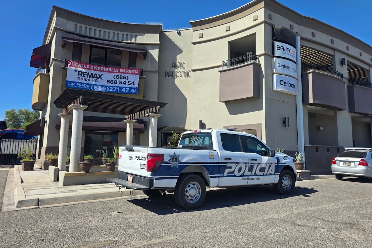 Encuentran a hombre sin vida en plaza comercial de la zona dorada