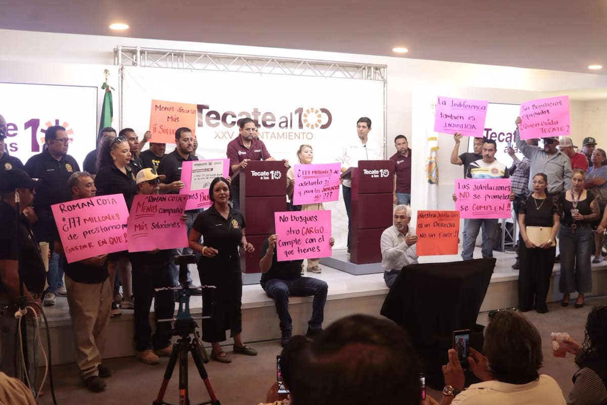 Burócratas irrumpen en conferencia de Román Cota para exigir jubilaciones y aumento salarial