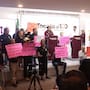 Burócratas irrumpen en conferencia de Román Cota para exigir jubilaciones y aumento salarial
