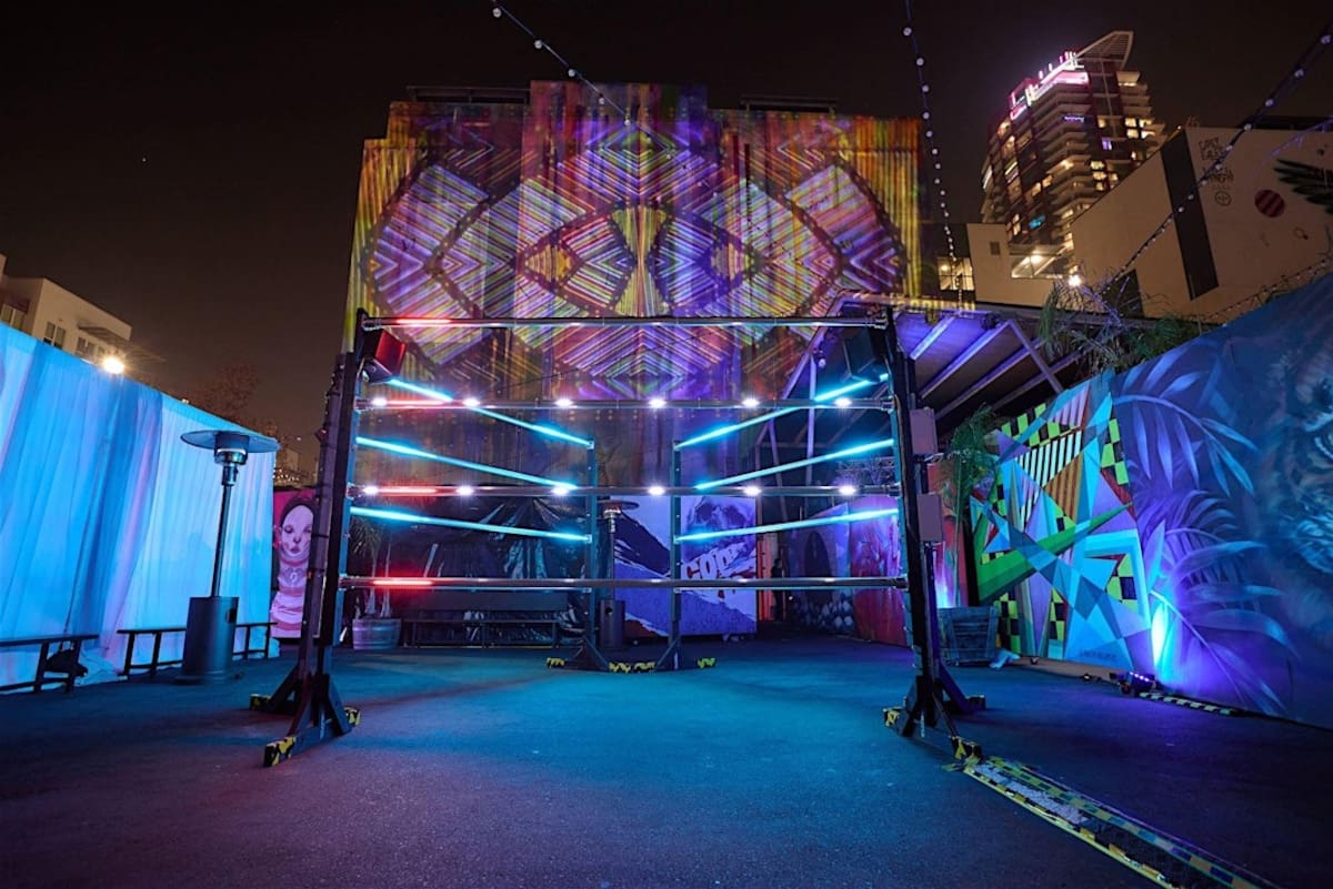 El recorrido combina el arte digital de vanguardia con instalaciones interactivas.