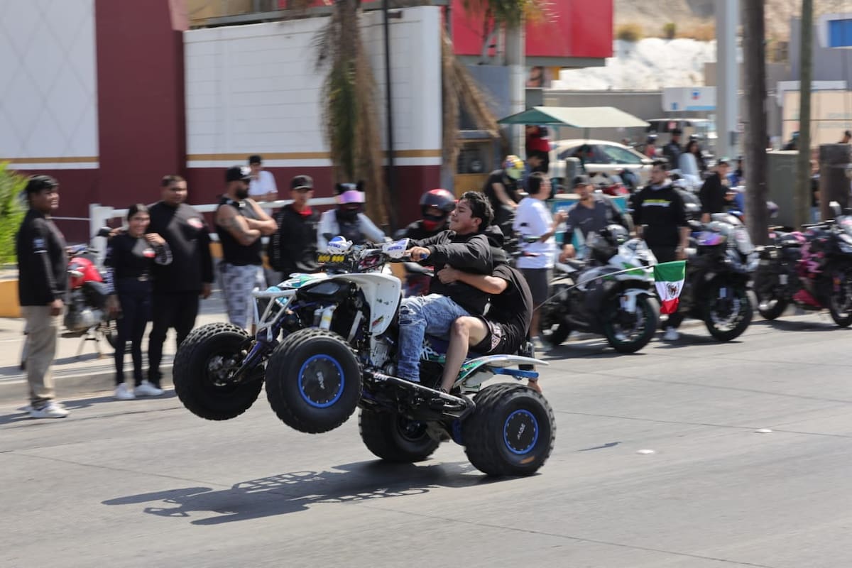 Los motociclistas, provenientes de distintas partes del estado y de California, se reunieron para realizar “stunts”. Foto: Sergio Ortiz