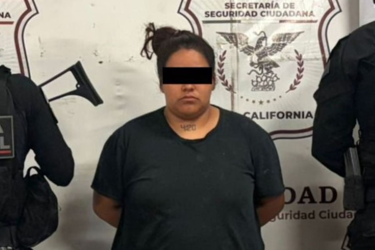 Detienen a mujer armada con droga y municiones en Tecate