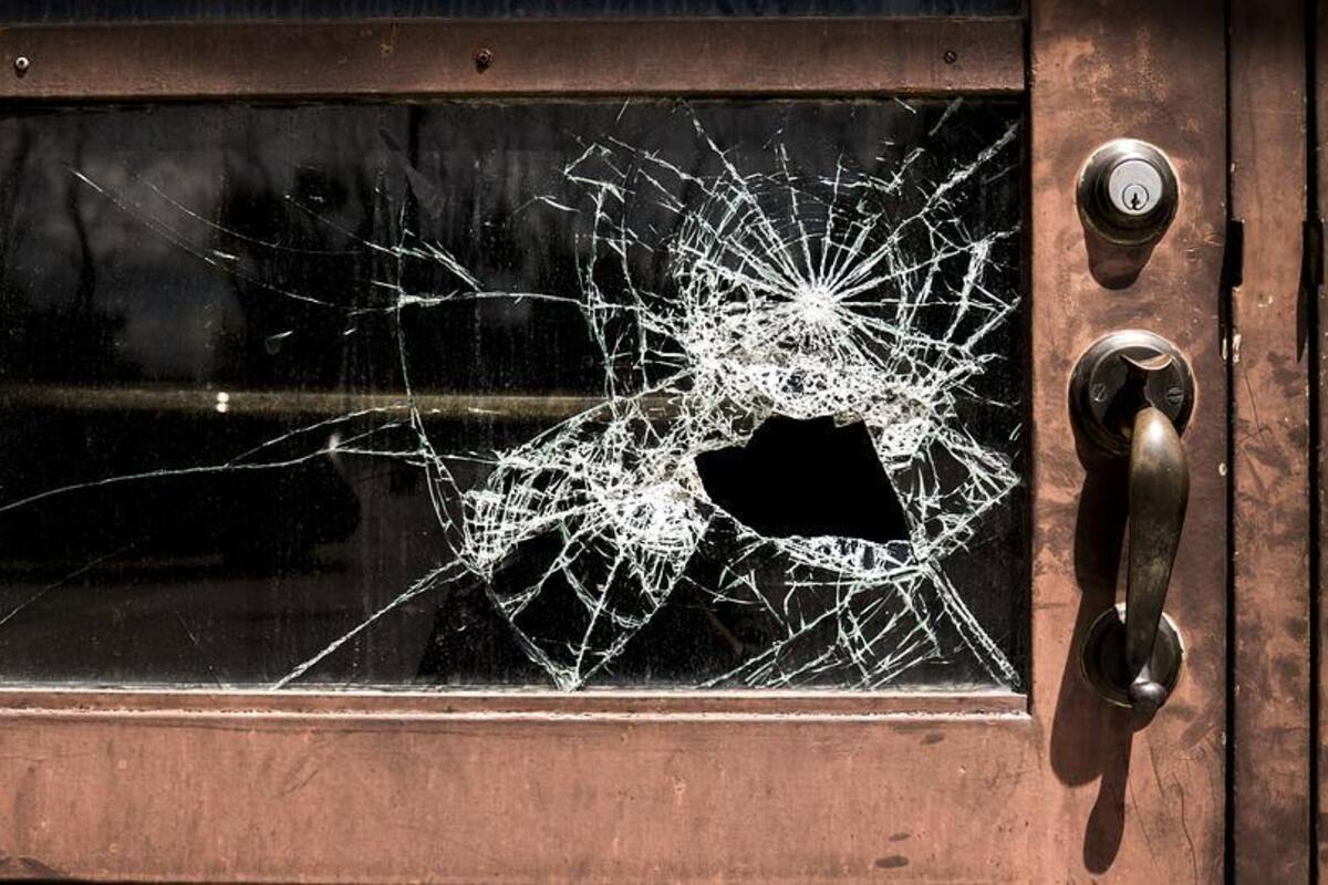 Por el asesinato de un joven, manifestantes en Puebla hacen destrozos en presidencia municipal