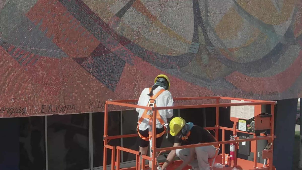 Jóvenes restauradores dan nueva vida al mural más grande de Arteche en el Itson. FOTO: Mayra Echeverría