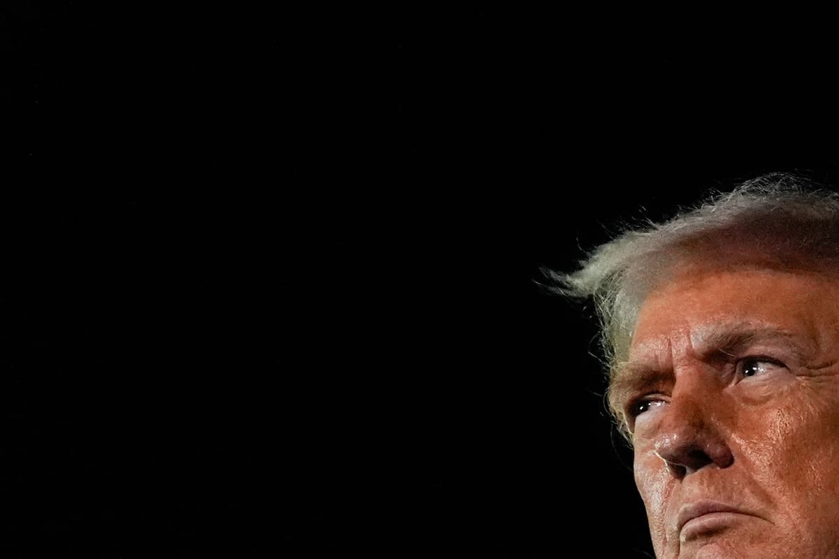 El presidente Donald Trump habla con periodistas tras llegar al Aeropuerto Internacional de Palm Beach, el lunes 19 de enero de 2026, en West Palm Beach, Florida. | Crédito: AP/Julia Demaree Nikhinson