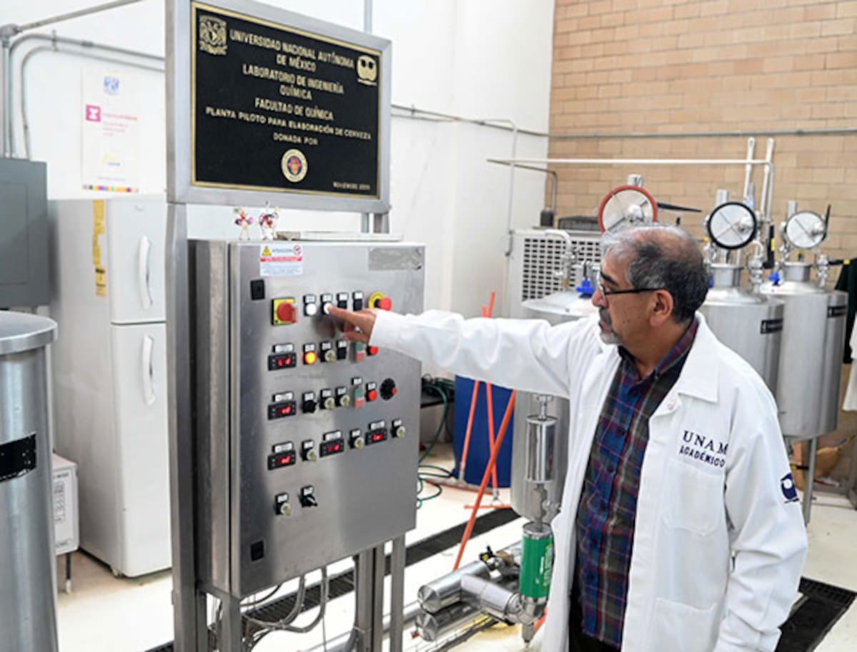 Investigadores y estudiantes de la Facultad de Química de la UNAM desarrollan un proyecto tecnológico para incorporar ingredientes agrícolas a la cerveza tradicional. | UNAM