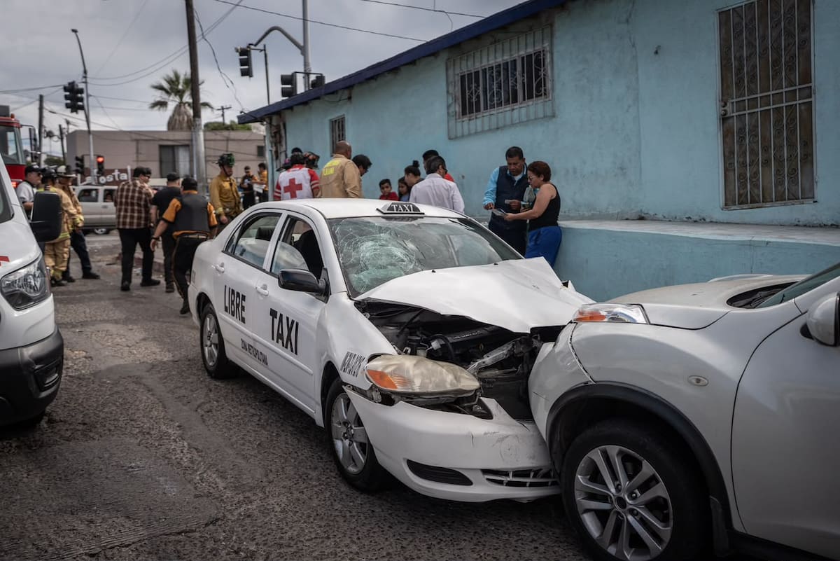 Un taxi libre se vio involucrado en un choque con un camión de valores sobre la prolongación de la calle Segunda. Cinco personas fueron atendidas en el lugar y no hubo lesionados de gravedad.
Fotos: Chris Noyola / Border Zoom.