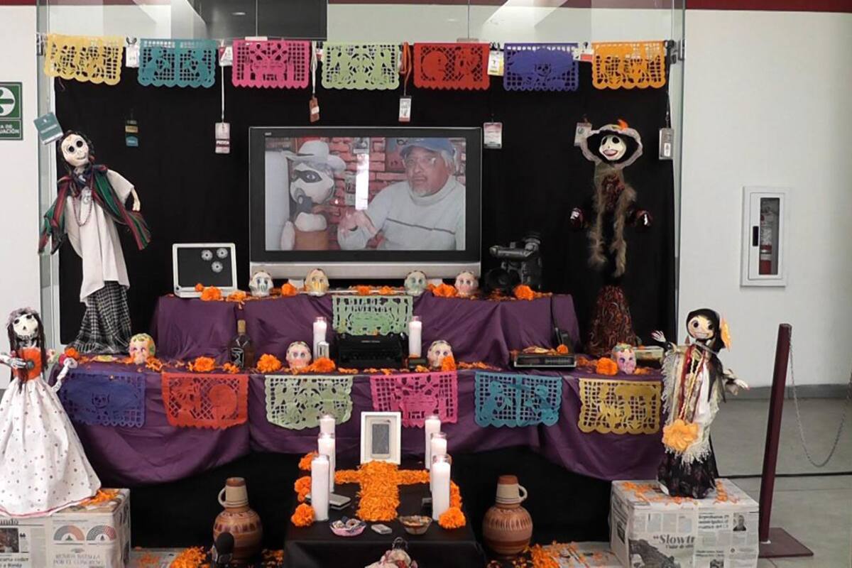 Recuerdan a periodistas con altar de muertos en Tijuana
