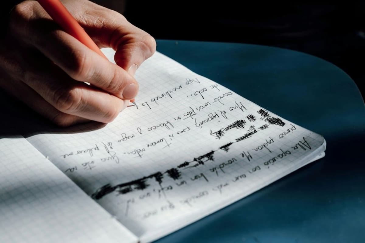 Expertos revelan que las personas con mala letra poseen mayor rapidez de pensamiento que capacidad de registro manual, consecuencia de un proceso mental acelerado que supera la velocidad de la mano al escribir