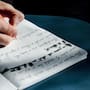 Expertos revelan que las personas con mala letra poseen mayor rapidez de pensamiento que capacidad de registro manual, consecuencia de un proceso mental acelerado que supera la velocidad de la mano al escribir