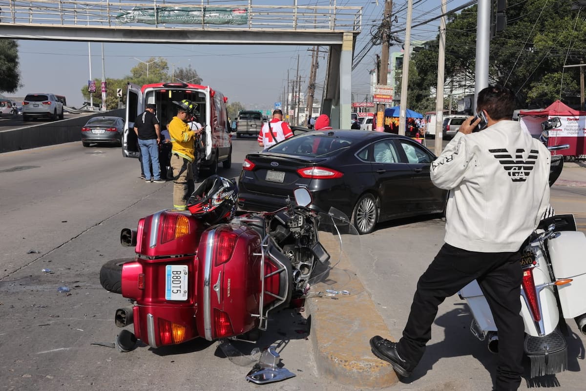 Según testigos de los comercios aledaños la conductora del vehículo ignoró el semáforo en rojo e impactó al motociclista. Foto: Sergio Ortiz